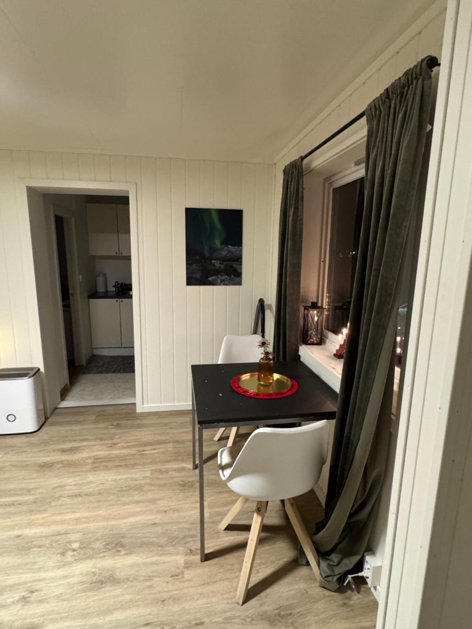 Liten Eldre Og Koselig Studiohybel Svolvær Exterior photo